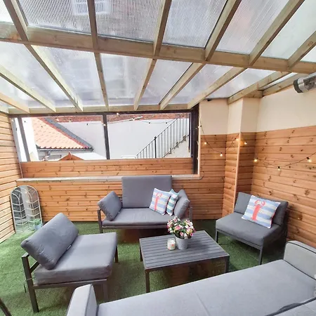 Stunning In - Private Garden Terrace Apartamento Whitby